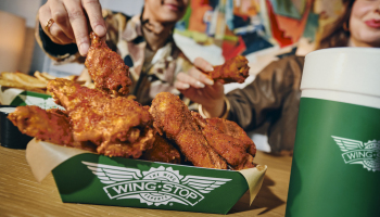 Hot-Honey-Class-Wings-Lifestyle-Image